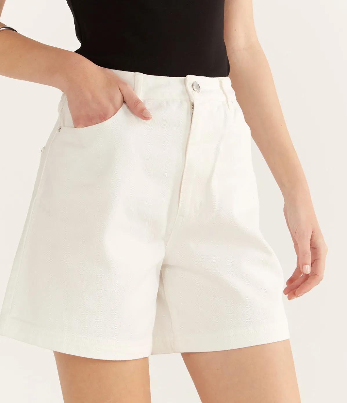 Brody Short In Vintage White
